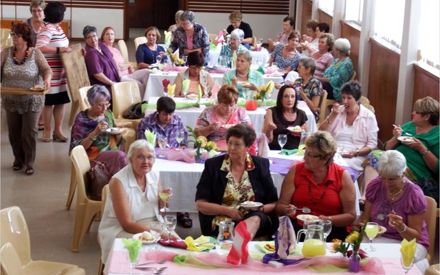 Wanneer die NGK se Vrouediens kuier, doen hulle dit behoorlik en gesellig (Argieffoto: Gansbaai Courant) 
